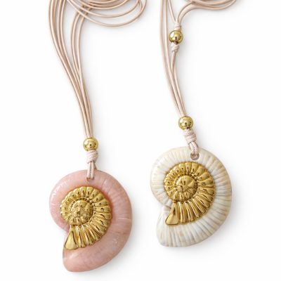 Colares com pendentes em forma de concha rosa e branco com detalhes dourados