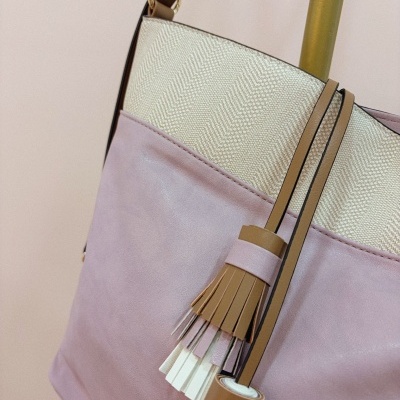 Mala de ombro em rosa claro, bege e castanho com penduricalhos de pele