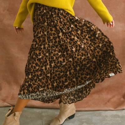 Saia midi animal print, camisola amarela e botas bege