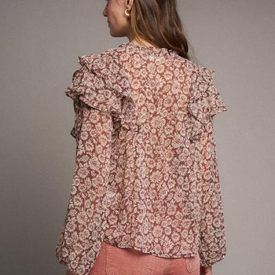 Blusa feminina floral castanha com folhos e calças rosa