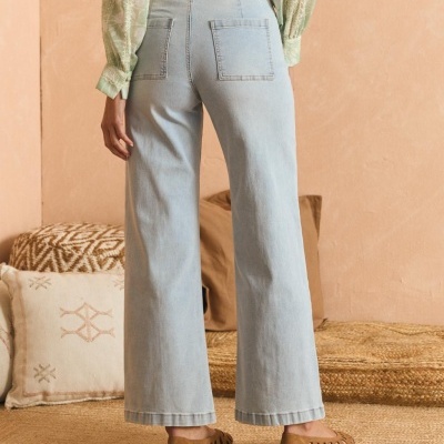 Calças de ganga azuis claras de corte largo com bolsos quadrados na traseira