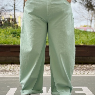 Calças largas verde-água com bolso usadas ao ar livre