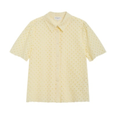 Camisa feminina amarela clara com padrão bordado e botões frontais