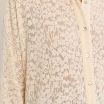 Camisa bege rendada com padrão floral e botões