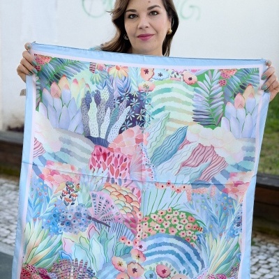 lenço quadrado colorido com padrão floral em tons pastel