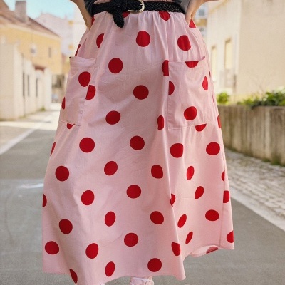 Saia rosa com bolinhas vermelhas e ténis Converse rosa