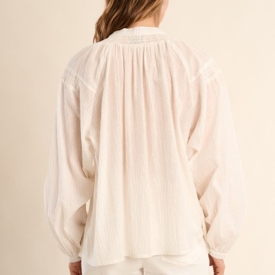Blusa branca feminina de tecido leve vista de costas