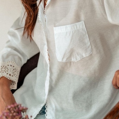 Camisa branca com bolso frontal e punhos em renda