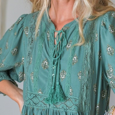 Vestido verde com padrão floral e detalhes em renda