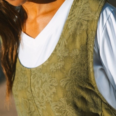Vestido verde musgo com padrão floral em relevo e t-shirt branca