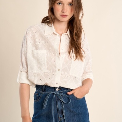 Camisa branca rendada com botões e saia de ganga azul com cinto