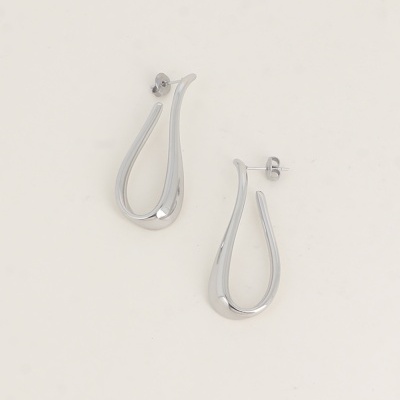 Brincos prateados em forma de gota com design assimétrico