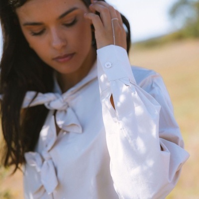 Blusa branca com laços e punhos com botão