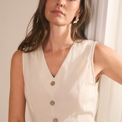 Vestido de mulher creme sem mangas com botões frontais e decote em V