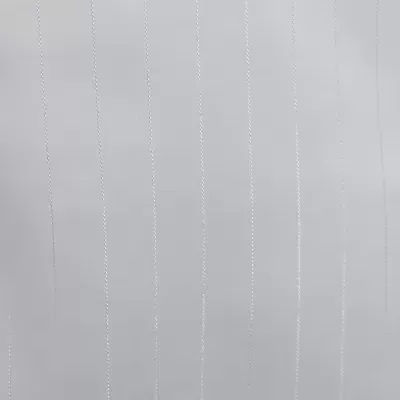 Tecido branco com linhas verticais prateadas finas em relevo