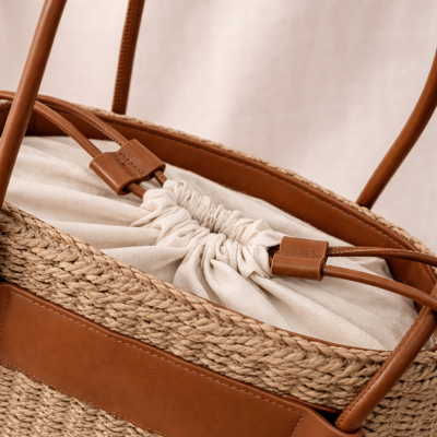 Cesto de mão de palha com detalhes em pele e interior em tecido bege