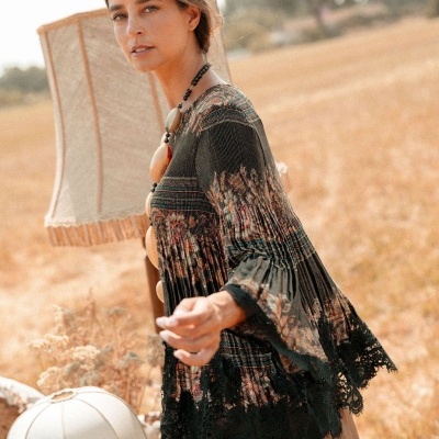 Blusa preta com padrão floral e mangas amplas em renda preta
