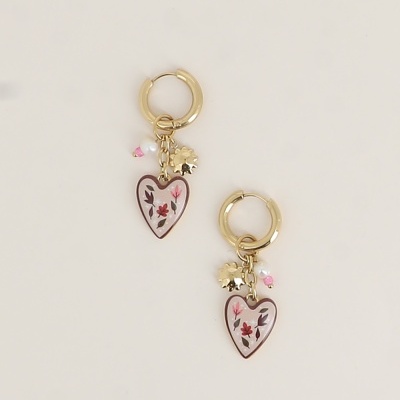 Brincos dourados com pendente de coração floral e pérolas