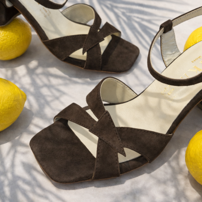 Sandálias castanhas de camurça com tiras cruzadas e limões amarelos