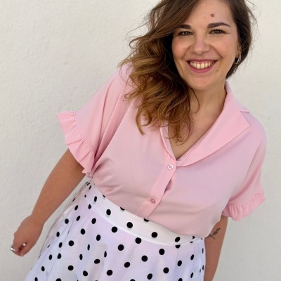 Blusa rosa clara com folhos e saia branca com bolinhas pretas