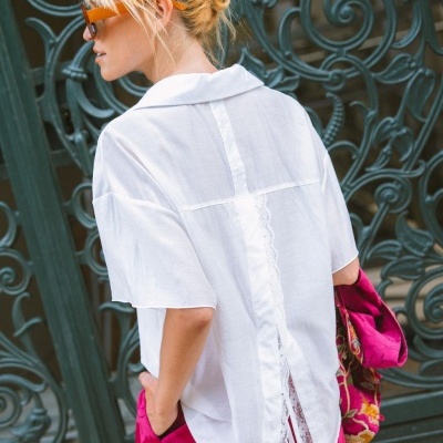 Blusa branca com detalhe de renda nas costas e peça rosa com padrão floral