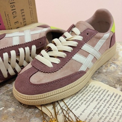 Sapatilhas rosa e bege em camurça com riscas brancas e sola de borracha