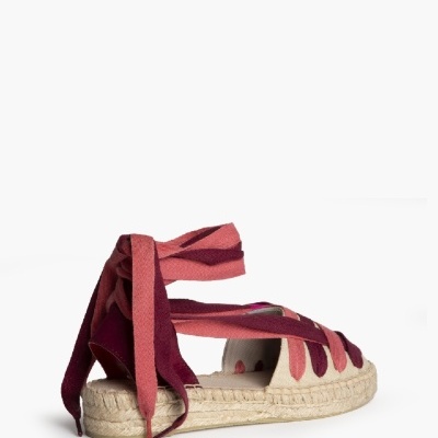 Sandália tipo espadrille bege com atacadores vermelhos e bordô