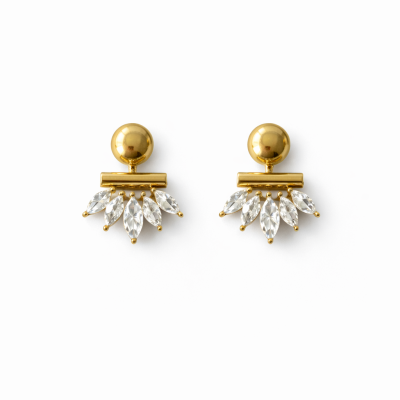 Brincos dourados com pedras cristal em fundo branco