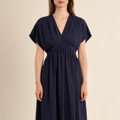 Vestido comprido azul escuro com bolinhas brancas e decote em V