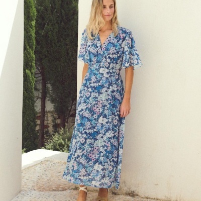 Vestido comprido com padrão floral azul e branco em modelo feminino