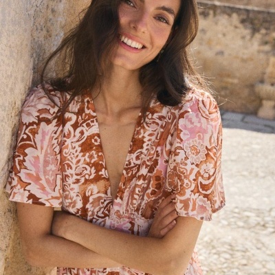 Vestido feminino com padrão floral castanho e rosa com decote em V e manga curta