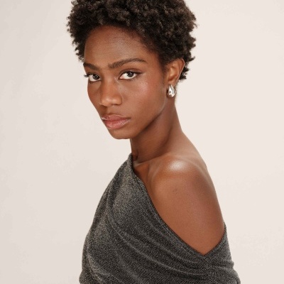 Blusa feminina ombro a ombro cinza escuro brilhante com mangas curtas.