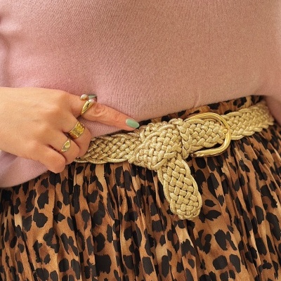 Cinto trançado dourado em saia animal print e camisola rosa clara
