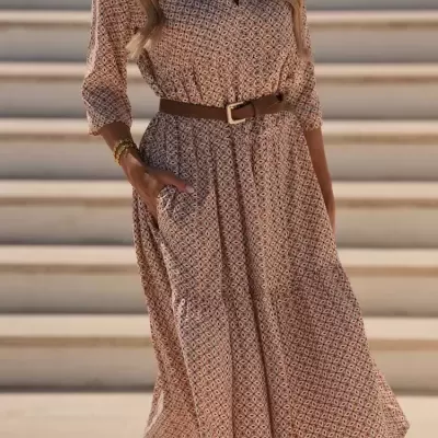 Vestido midi padrão geométrico castanho e branco com cinto e mangas 3/4