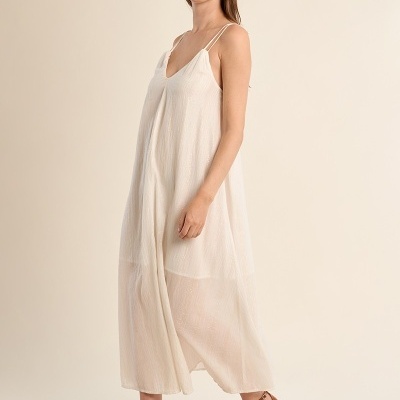 Vestido branco comprido com alças finas e sandálias castanhas de salto grosso