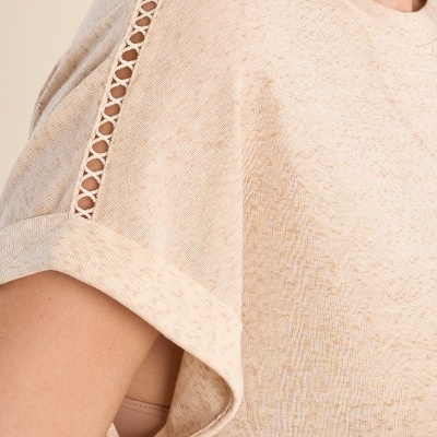 Top de malha bege claro com detalhe em renda na manga