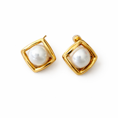 Brincos dourados com pérola branca no centro