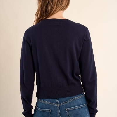 Vista traseira de casaco azul escuro e jeans azuis