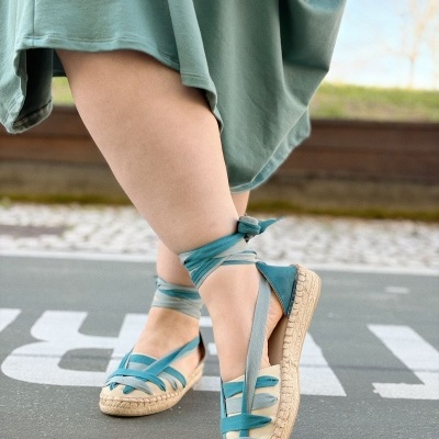 Sapatos espadrilles azuis com atacadores e vestido verde