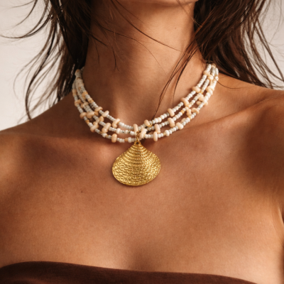 Colar de contas multirrances com pendente dourado em forma de concha