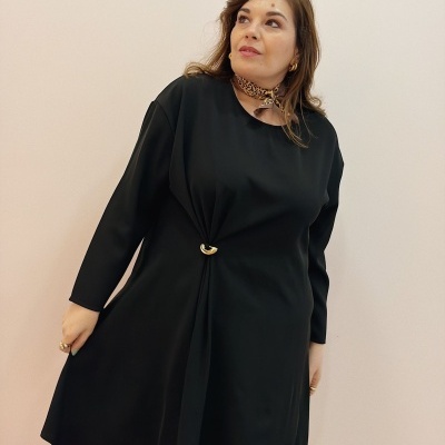 Vestido preto com detalhe dourado na cintura em mulher