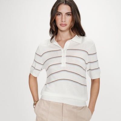 Camisola polo branca com riscas castanhas e azuis e calças bege