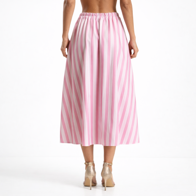 Saia midi rosa e branca com riscas verticais vista de costas.