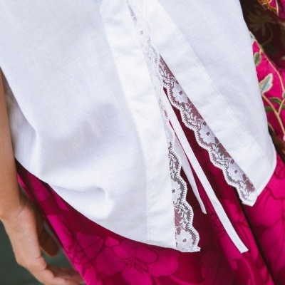 Blusa branca com renda e saia rosa floral