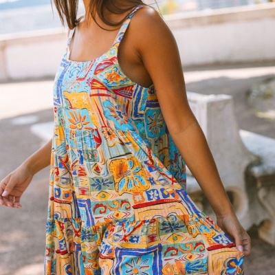 Vestido colorido de alças finas com padrão floral e geométrico