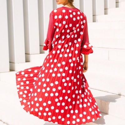 Vestido vermelho de bolinhas brancas com folhos nas mangas e sapatos castanho escuro
