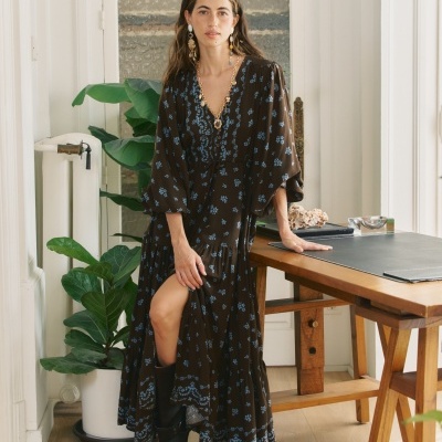 Vestido longo castanho escuro com padrão azul e botas pretas