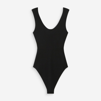 Body feminino preto com decote em U e padrão canelado