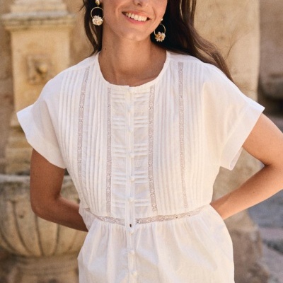 Blusa branca feminina com botões e rendas detalhadas