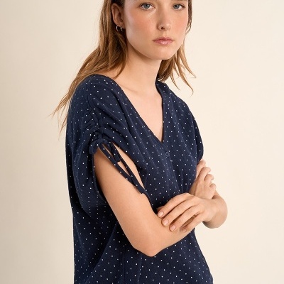 Blusa azul escura com pontos brancos e mangas com amarração